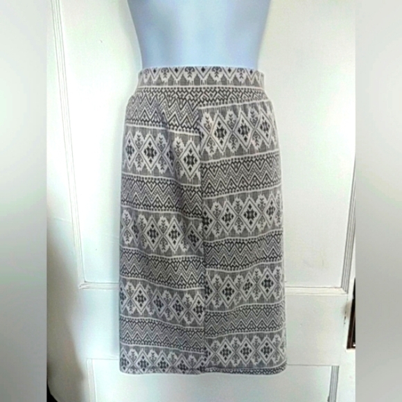 🛍️ BUNDLE ONLY 🛍️GILLI LADIES WHITE AND GRAY SKIRT - Picture 2 of 5